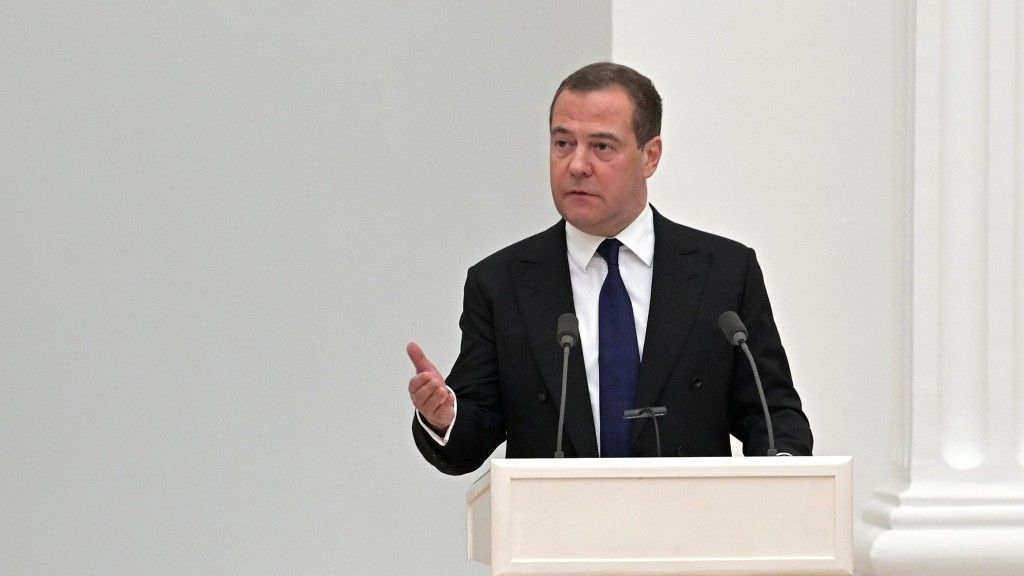 Медведев пригрозил отправить Великобританию под воду новым российским оружием