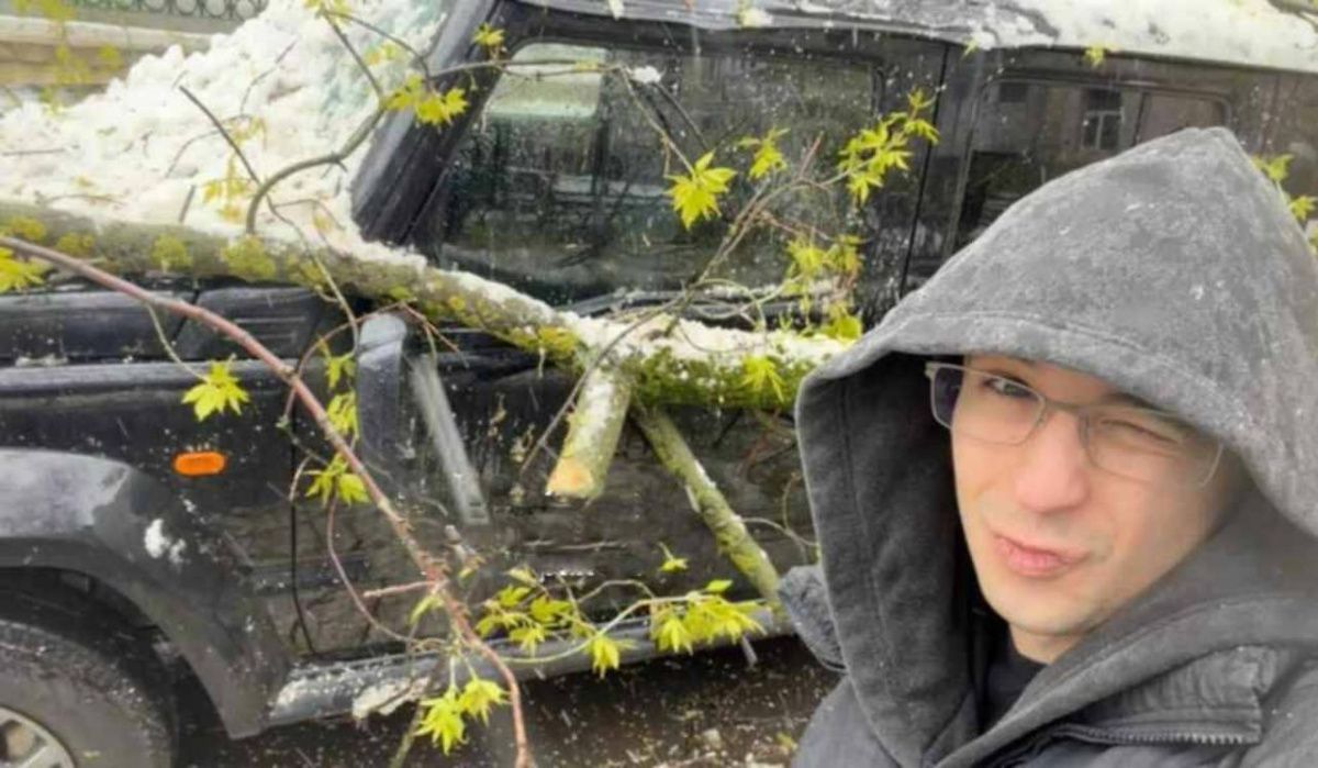 Рэп-исполнитель Slava Marlow показал последствия непогоды для своей машины