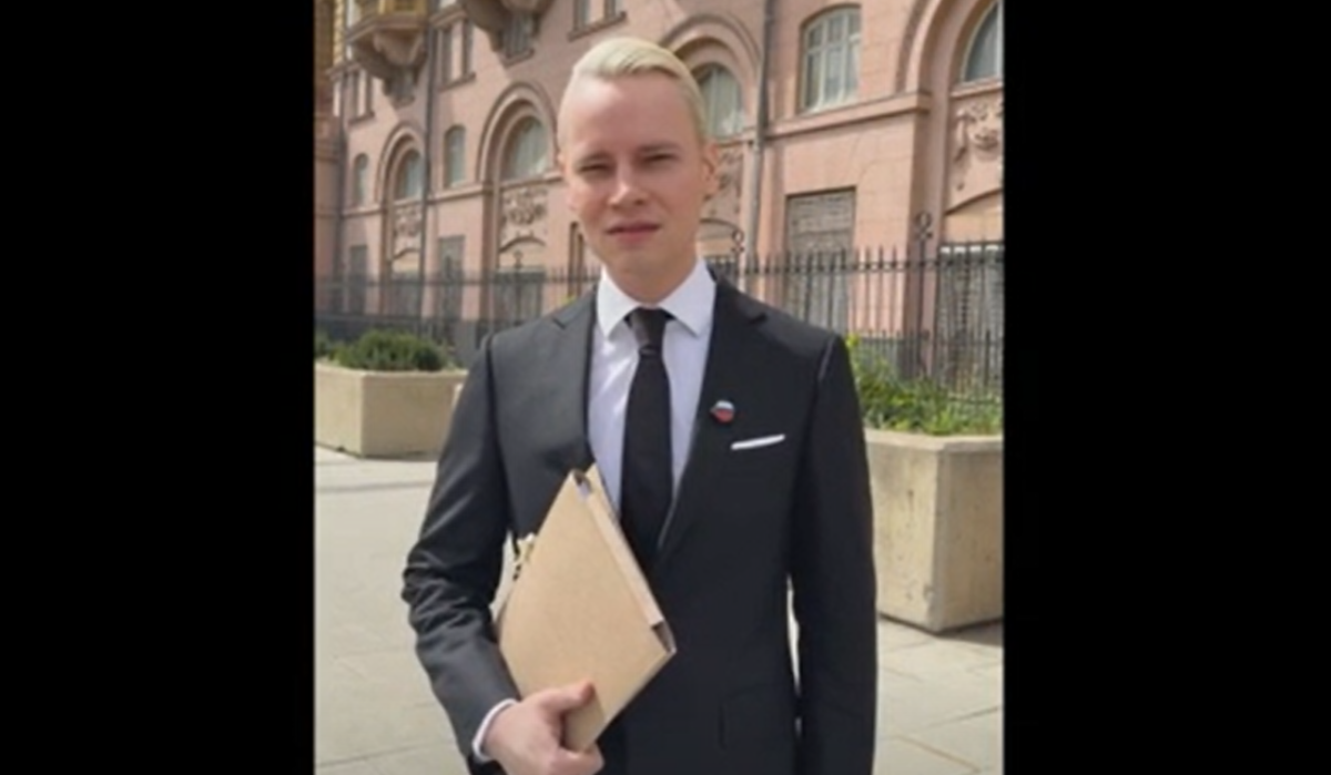 SHAMAN показал видео с тайной папкой у здания посольства США