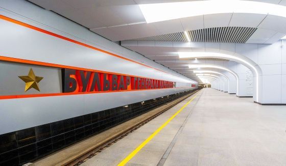 Станцию метро «Бульвар Генерала Карбышева» оформили 12 уникальными барельефами