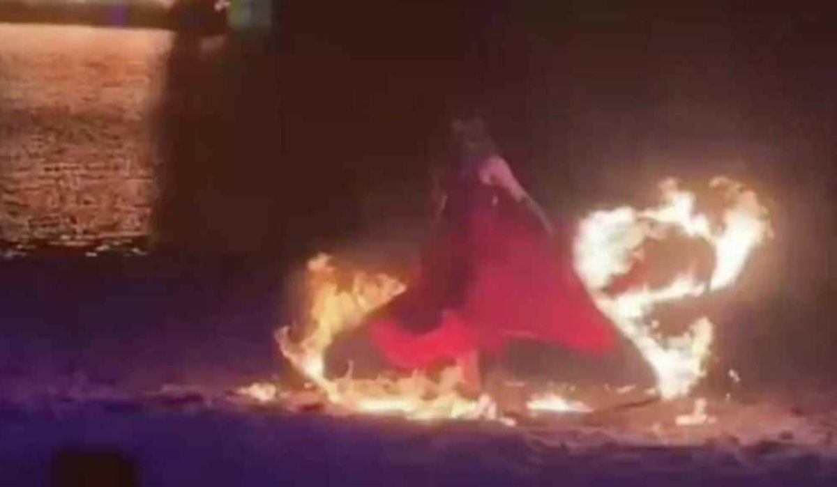 Танцовщица в Китае загорелась во время шоу с огненным кольцом