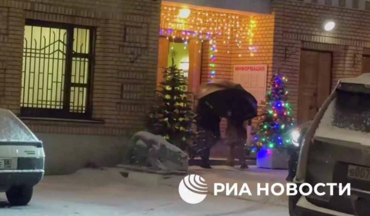 "С помощью зонта": Долина покинула квартиру в Хамовниках