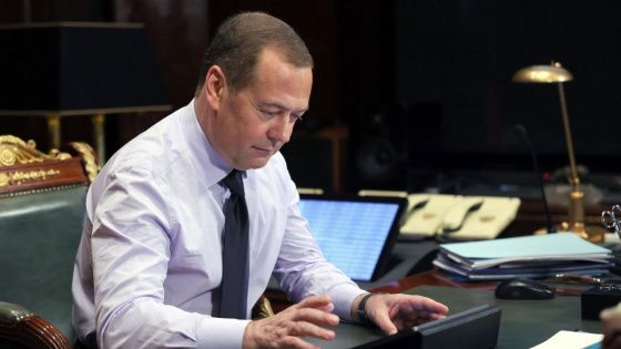 Медведев поставил диагноз Макрону: "Словесный энурез в его возрасте опасен"  