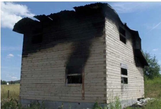 В Новосибирске из-за молнии сгорел дом