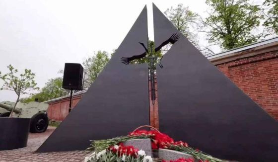В Кронштадте открыли мемориал "Свеча памяти"