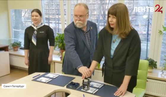 В Ленинградском зоопарке торжественно погасили новогодние почтовые марки