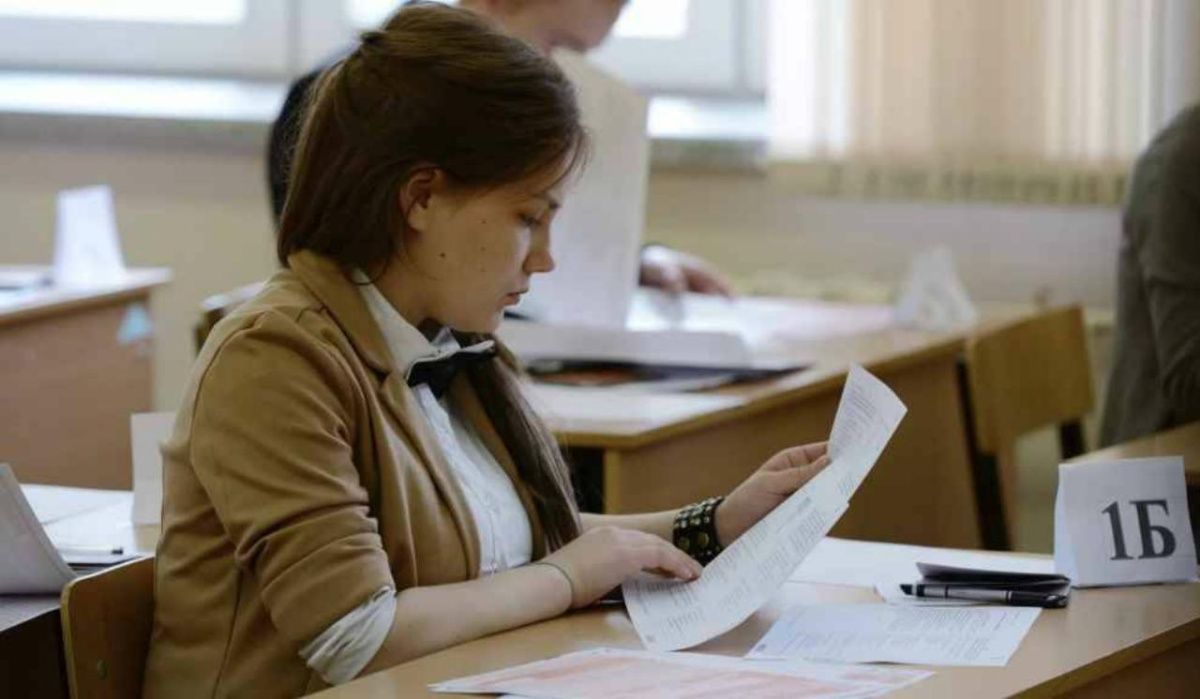 Рособрнадзор запретил личный досмотр участников ЕГЭ