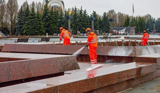 Фонтанный комплекс на Поклонной горе очистили после зимнего сезона