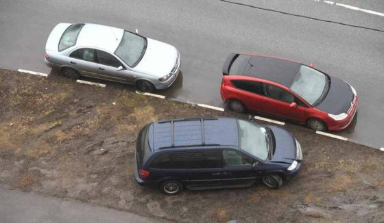 В Омске увеличат штрафы за парковку на газонах