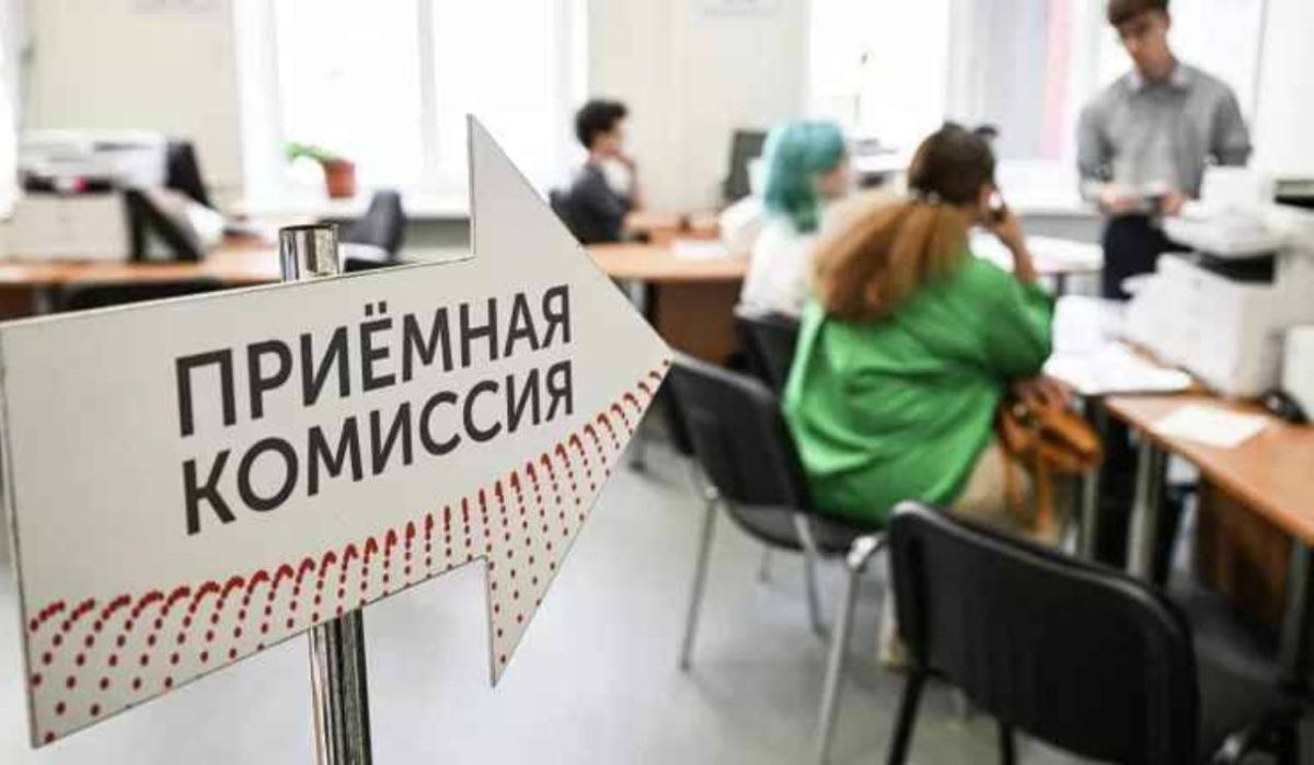 Минобрнауки объявило сроки завершения приема заявлений в российские вузы