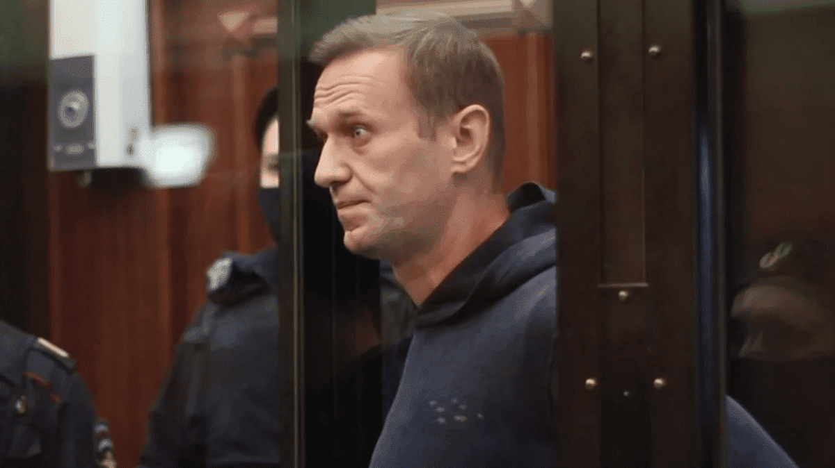 Навальный заявил, что его поставили на учет как склонного к побегу