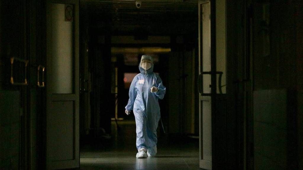 1247 человек умерли в России от коронавируса за сутки