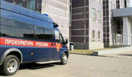 Прокуратура Подмосковья проверит видео, где мужчина бросает нож в живот подростка