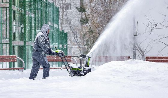 Московские службы устраняют последствия снегопада в круглосуточном режиме