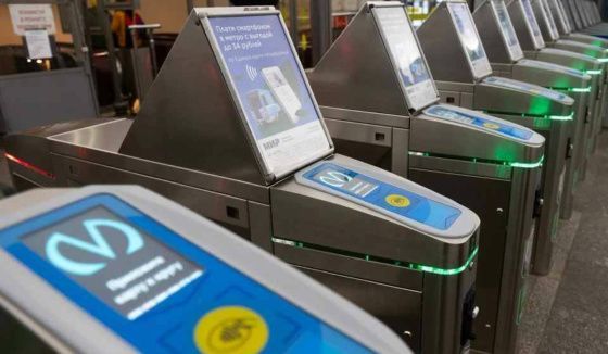 Смольный разъяснил причину просьбы включить экран телефона при входе в метро