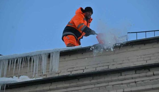 В Челябинской области открыли горячую линию для жалоб на сосульки