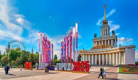 Москва отмечает День города: парад трамваев, тысячи флагов и праздники во дворах
