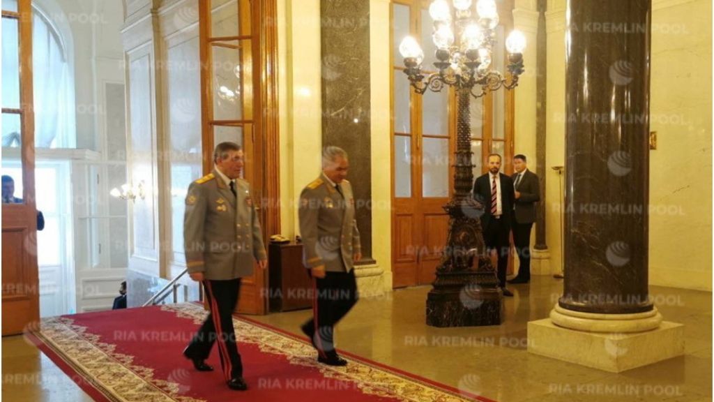 В сети появились фото Шойгу и Герасимова в парадной форме на церемонии вручения «Золотой звезды»