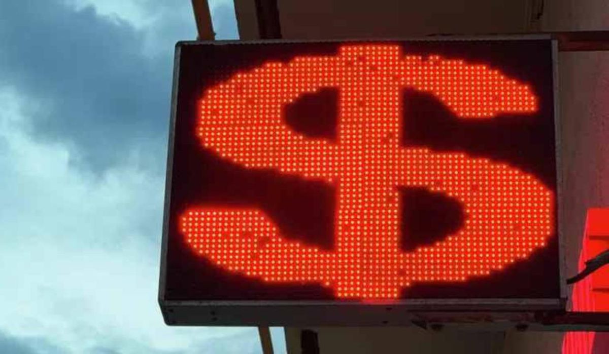Курс доллара на внебиржевом рынке вырос до 85 рублей