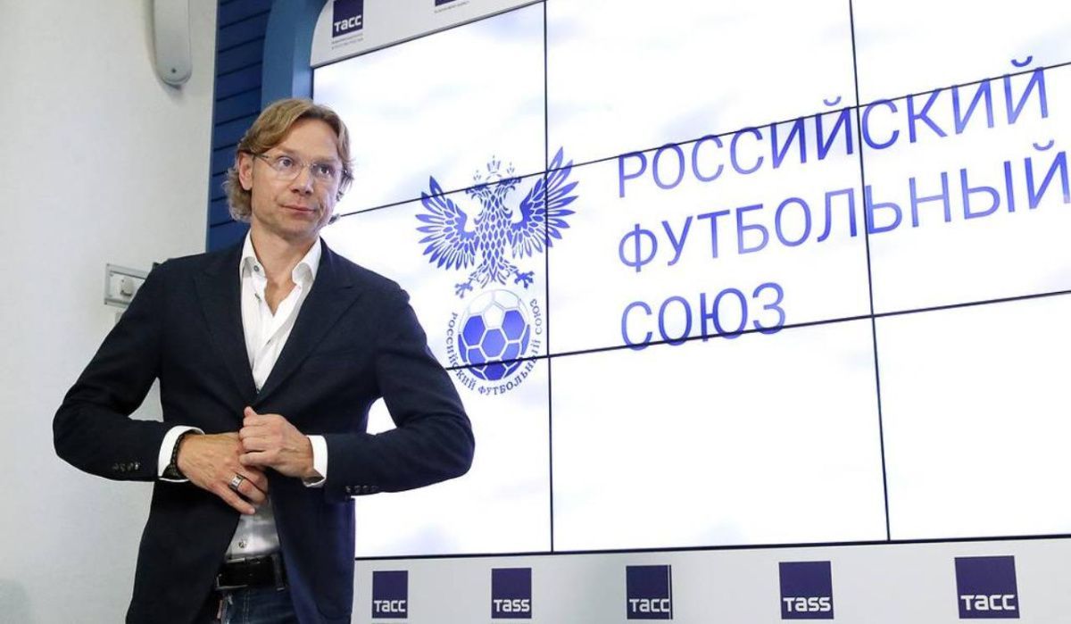 Главный тренер сборной России по футболу вернулся на прежнее место работы