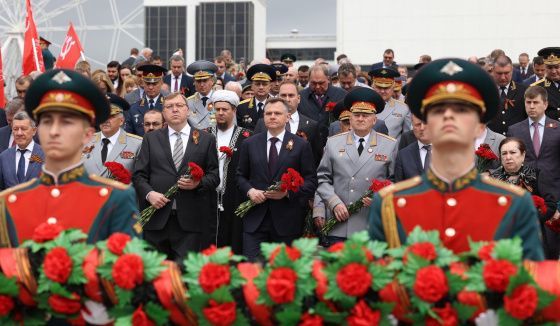 Юрий Слюсарь возложил гирлянду Славы к мемориалу воинам-освободителям в Ростове