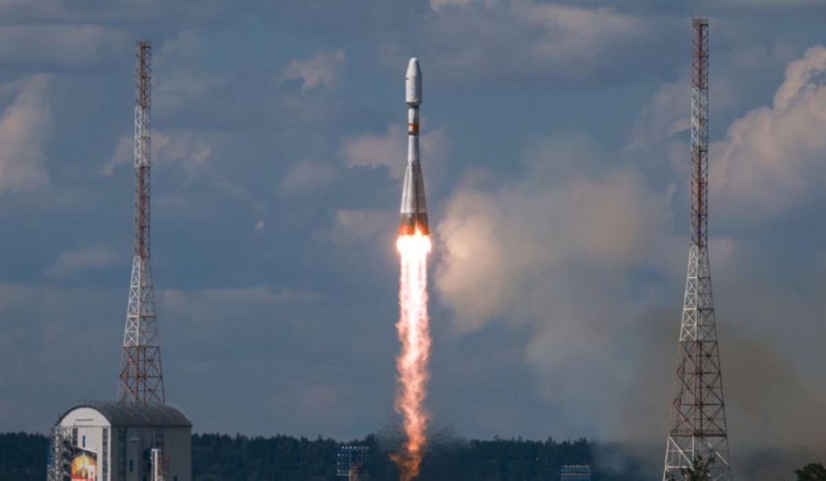 С Восточного стартовал "Союз-2.1б" с гелиогеофизическими аппаратами на борту