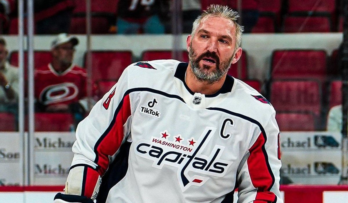 Овечкин начал сезон с победы над чемпионом и вновь переписал историю NHL