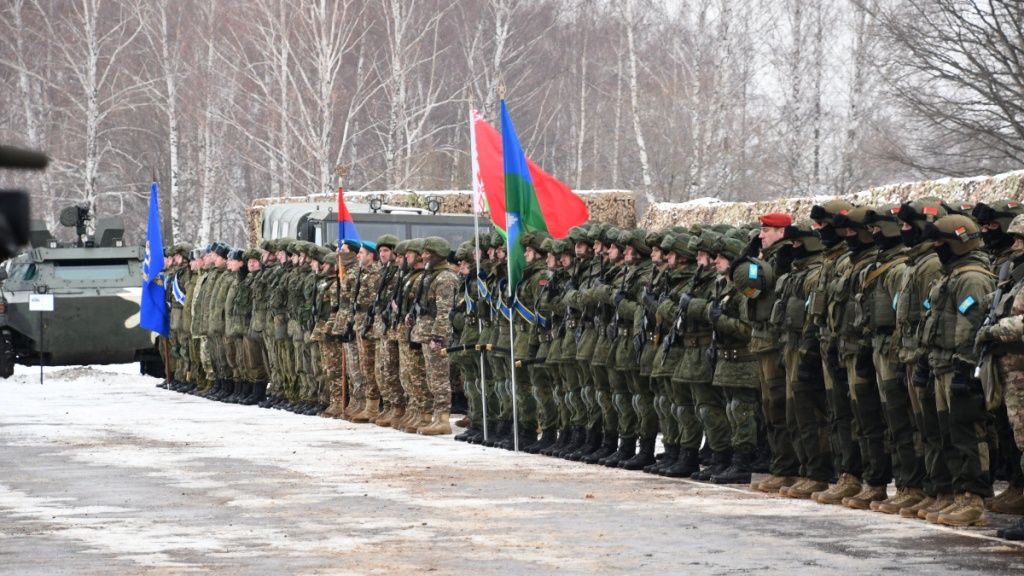 Россия начала переброску военных в Казахстан
