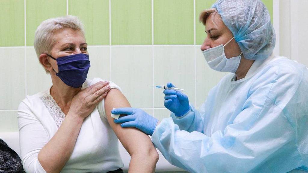 В России зарегистрировали третью вакцину от ковида
