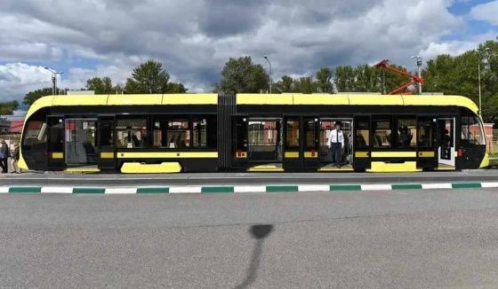 В Петербурге презентовали обновленную модель трамвая «Корсар»