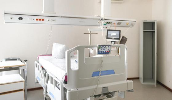 В Минздраве рассказали о состояние омской школьницы после падения из окна с подругой