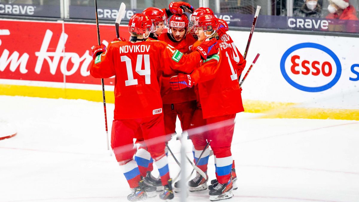 Российские хоккеисты одержали первую победу на МЧМ