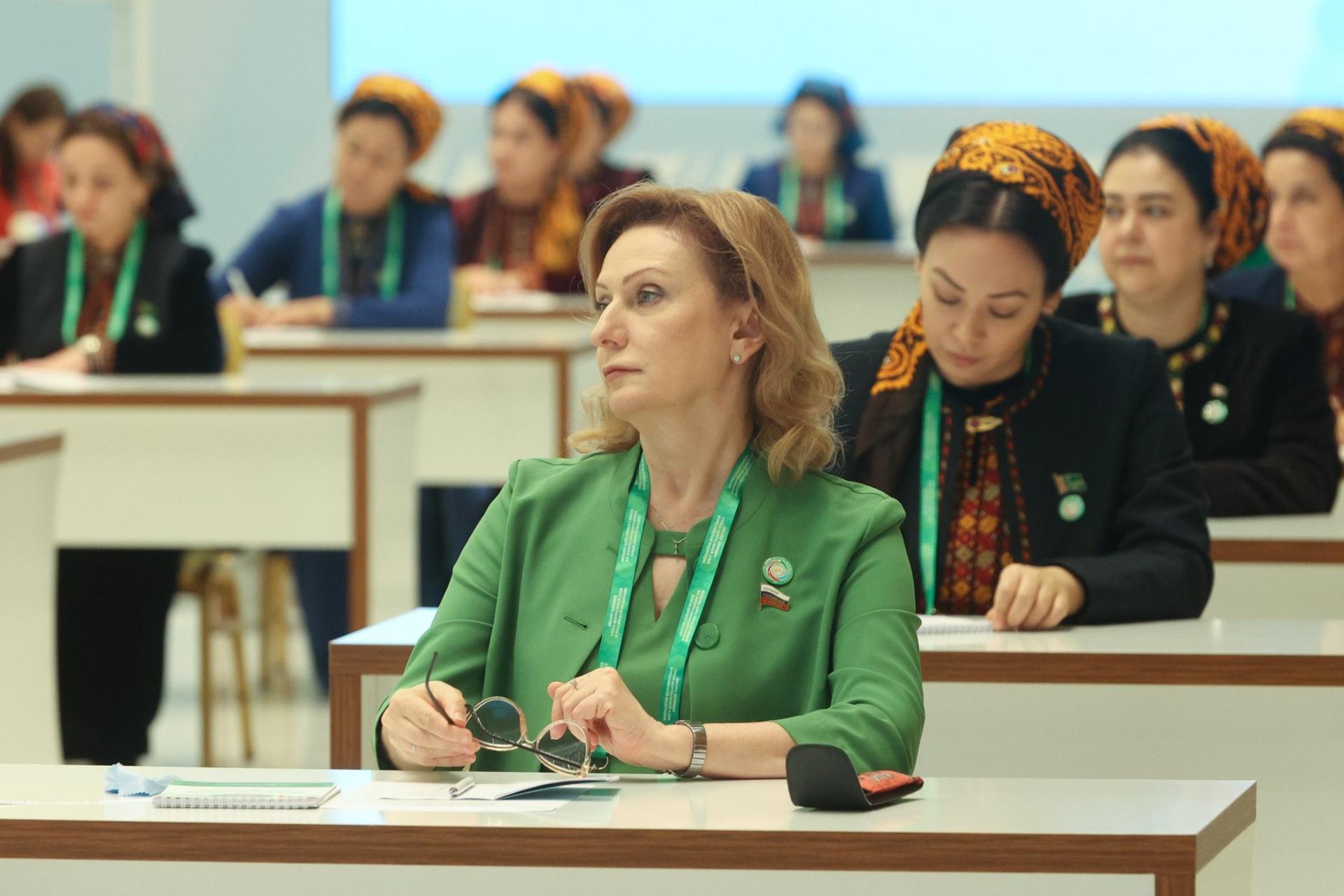Пленарное заседание первого Диалога женщин стран Центральной Азии и России
