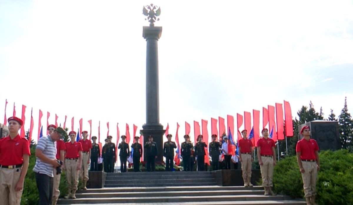 Состоялась церемония возложения цветов к стеле «Ростов-на-Дону – город воинской славы»