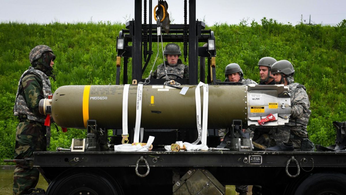 Великобритания отказала Байдену в поставке кассетных боеприпасов Украине