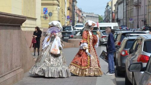 Навязчивые кони, императрицы и зебры продолжают обирать до нитки туристов в Петербурге