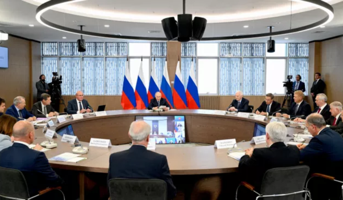 Путин ответил словом "караул" на просьбу Ковальчука произнести одно слово в докладе