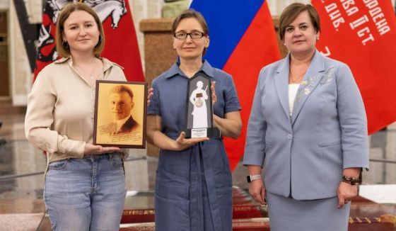 В Музее Победы поисковики вручили награду героя его родственникам