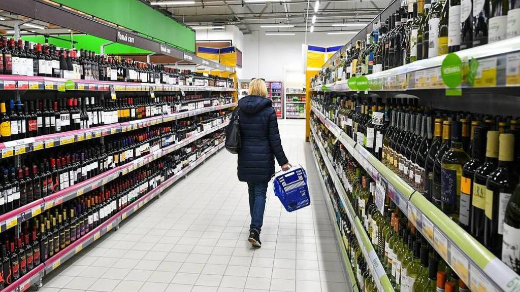 В России предложили убрать крепкое спиртное из продуктовых магазинов