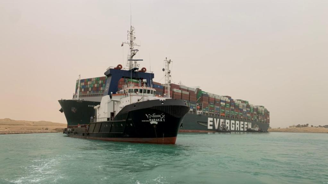 Десятки торговых судов застряли в Суэцком канале после посадки на мель
