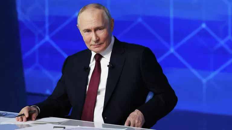 Путин поздравил педагогов России с Днем учителя 