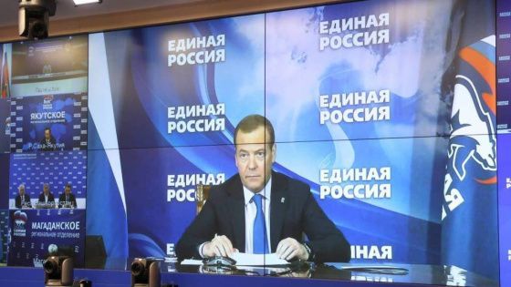 Медведев связал с происками врагов проблемы на совещании с «Единой Россией»