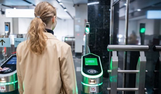 Пассажирам транспорта вернут кешбэк за оплату через смартфон или биометрию