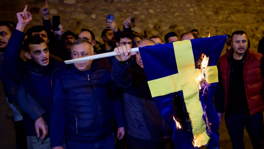 Жители Турции жестко ответили на сожжение Корана в Швеции