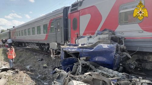 В Калужской области грузовик попал под пассажирский поезд