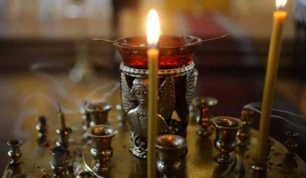 Священник объяснил традицию взятия огня из храма в Великий четверг