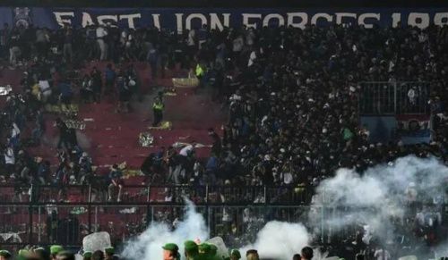 Число погибших во время беспорядков после футбольного матча в Индонезии выросло до 174