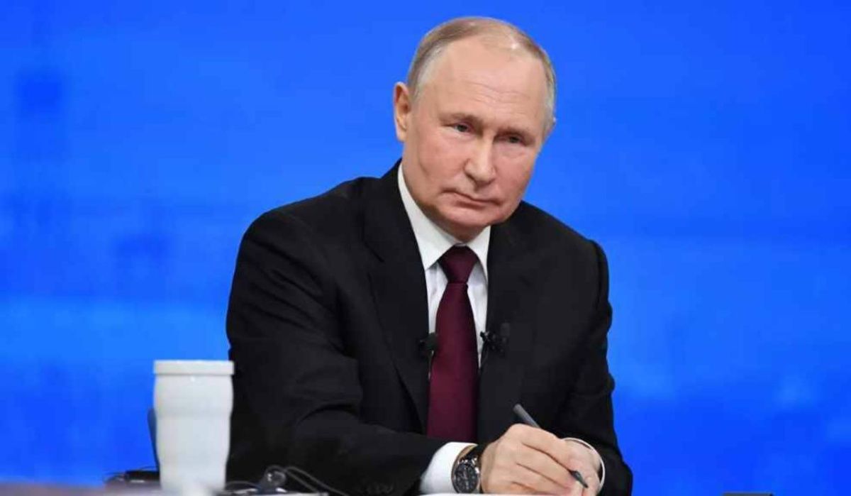 Путин поручил уменьшить бумажную работу для врачей и учителей