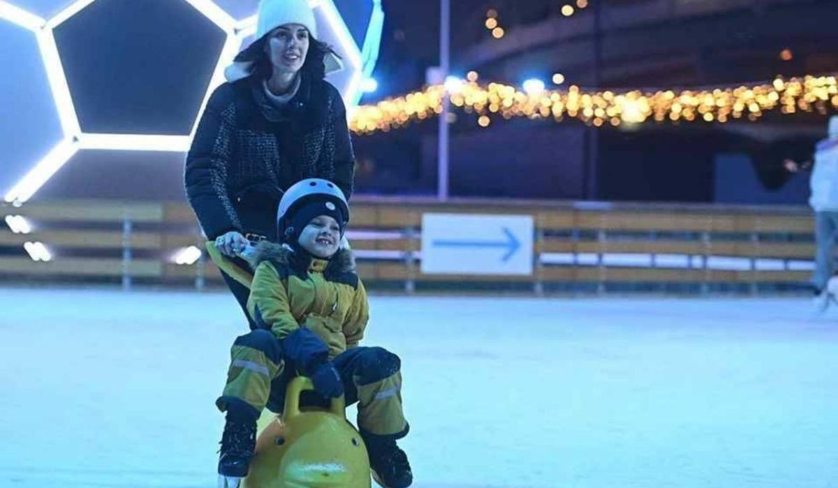 В Петербурге открылся каток у Флагштока