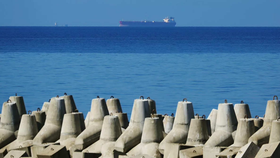 На российском танкере в Азовском море прогремели взрывы